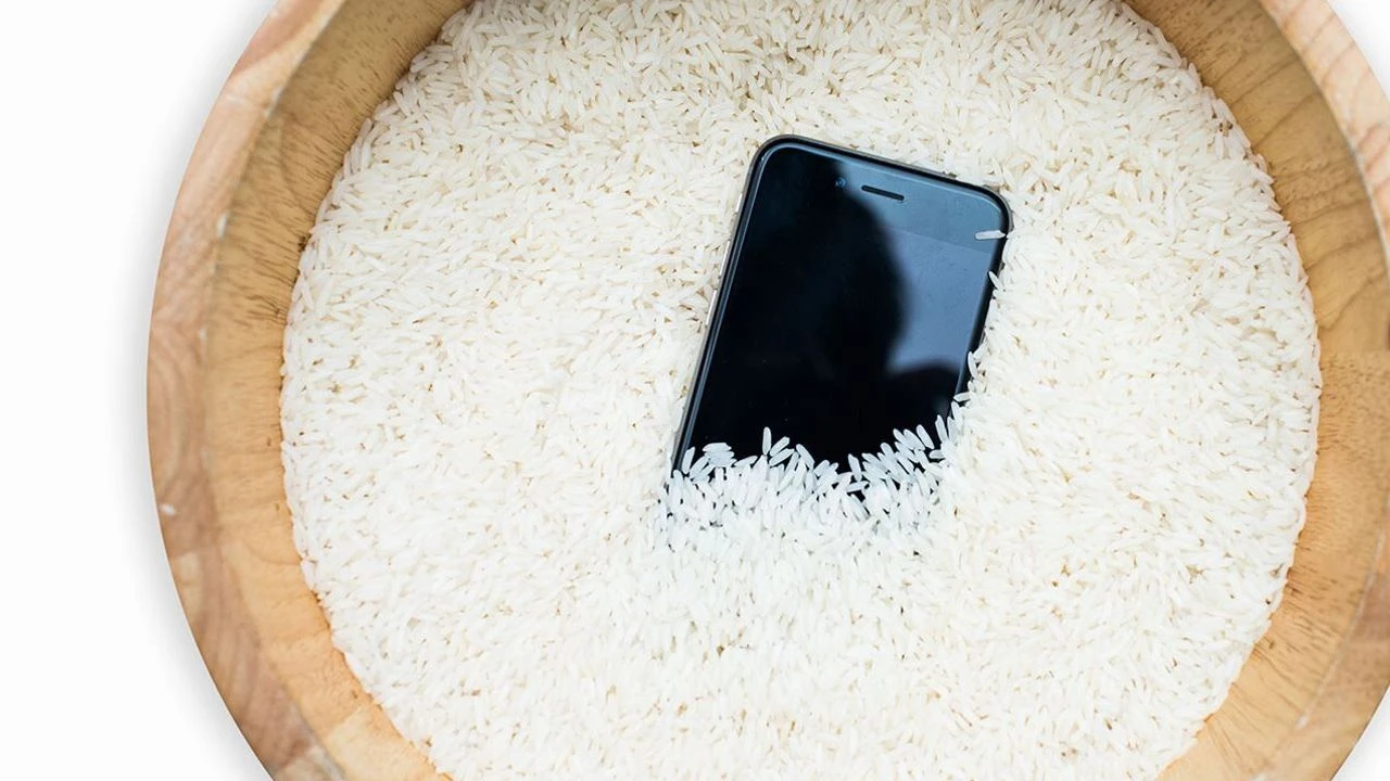 Suya Düşen Telefon Pirince Konur mu? (Doğru İlk Müdahale)